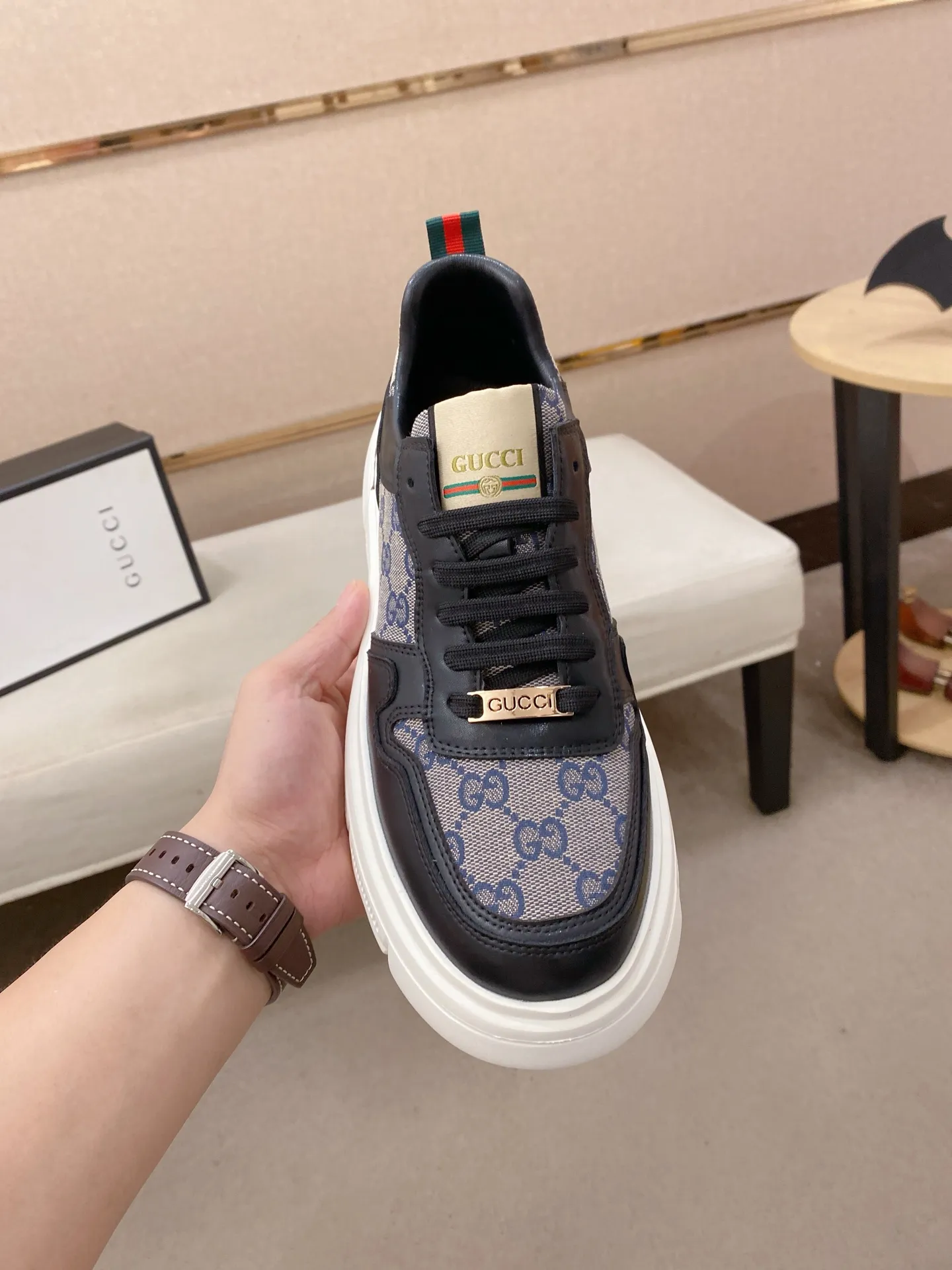 Men's shoes💰 400💰The new GUCCI (Gucci) counters are launched simultaneously. The new men's shoes, 😘fabrics are selected from imported cowhide, and the lining is sheepskin lining. 👍🏿 High-end ☄️ air-cushion molded anti-slip rubber outsole, exquisite lines, simple and elegant, comfortable and high-end for leisure travel. Code number: 38 to 44 (45 can be customized and cannot be returned or exchanged)